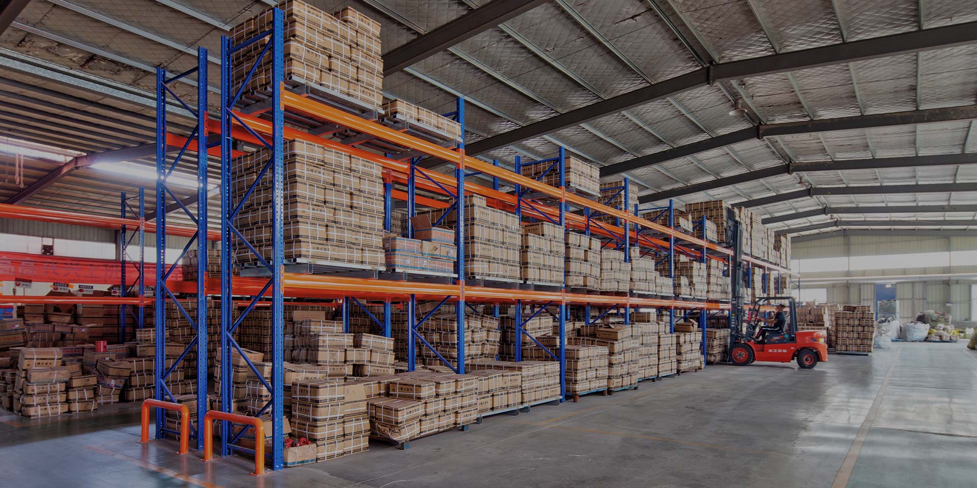 誠(chéng)實(shí)守信、奉獻(xiàn)進(jìn)取、科學(xué)嚴(yán)謹(jǐn)、追求名牌